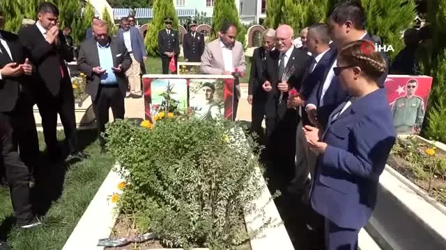 Vali Kocabıyık şehitlik, polis ve jandarmayı ziyaret etti Vali Kocabıyık şehitlik, polis ve jandarmayı ziyaret etti