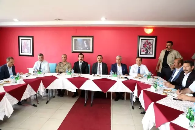 Vali Öksüz, Karakurt'ta köylülerle bir araya geldi