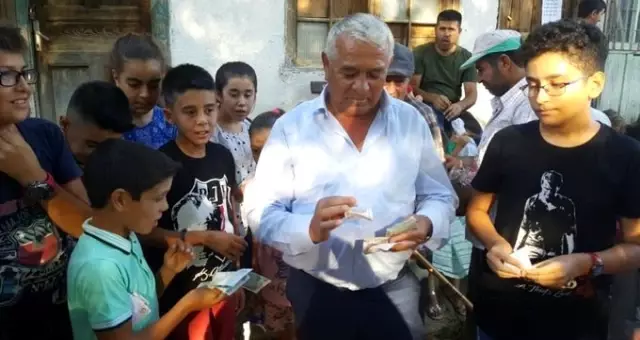 Antalyalı iş adamı, köy mezarlığını ziyaret eden herkese 10 TL dağıttı