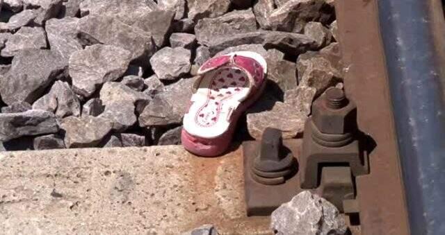 Bayram günü ölen evlada son bakış...Demiryolundan karşıya geçmeye çalışırken tren çarptı