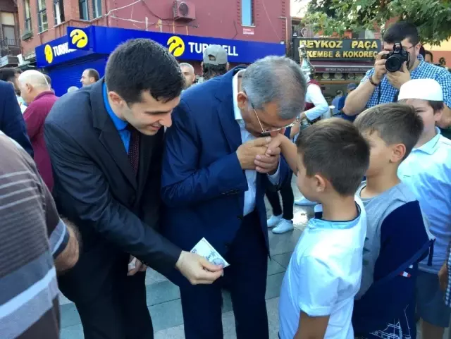 Belediye Başkanı Murat Aydın, bayram namazını Beykozlularla birlikte kıldı Belediye Başkanı Murat Aydın, bayram namazını Beykozlularla birlikte kıldı