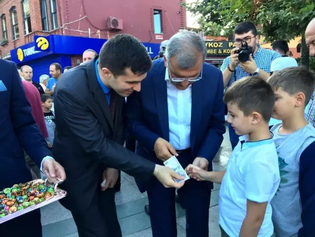 Belediye Başkanı Murat Aydın, bayram namazını Beykozlularla birlikte kıldı Belediye Başkanı Murat Aydın, bayram namazını Beykozlularla birlikte kıldı
