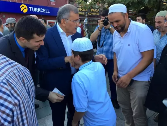 Belediye Başkanı Murat Aydın, bayram namazını Beykozlularla birlikte kıldı Belediye Başkanı Murat Aydın, bayram namazını Beykozlularla birlikte kıldı