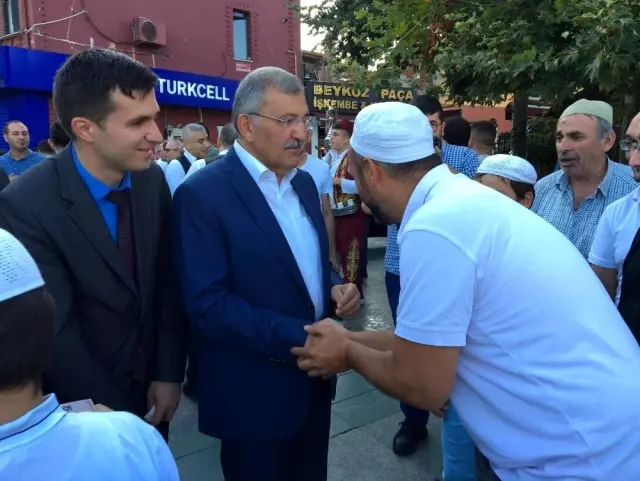 Belediye Başkanı Murat Aydın, bayram namazını Beykozlularla birlikte kıldı Belediye Başkanı Murat Aydın, bayram namazını Beykozlularla birlikte kıldı