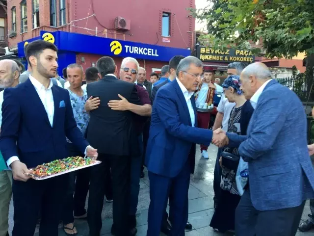 Belediye Başkanı Murat Aydın, bayram namazını Beykozlularla birlikte kıldı Belediye Başkanı Murat Aydın, bayram namazını Beykozlularla birlikte kıldı