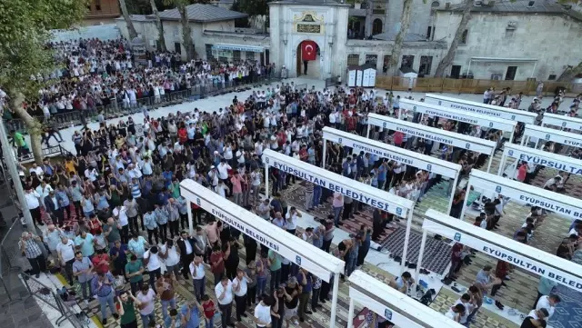 Binlerce vatandaş bayram namazı için Eyüp Sultan Camii'ne akın etti Binlerce vatandaş bayram namazı için Eyüp Sultan Camii'ne akın etti