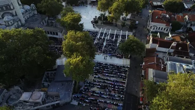 Binlerce vatandaş bayram namazı için Eyüp Sultan Camii'ne akın etti Binlerce vatandaş bayram namazı için Eyüp Sultan Camii'ne akın etti