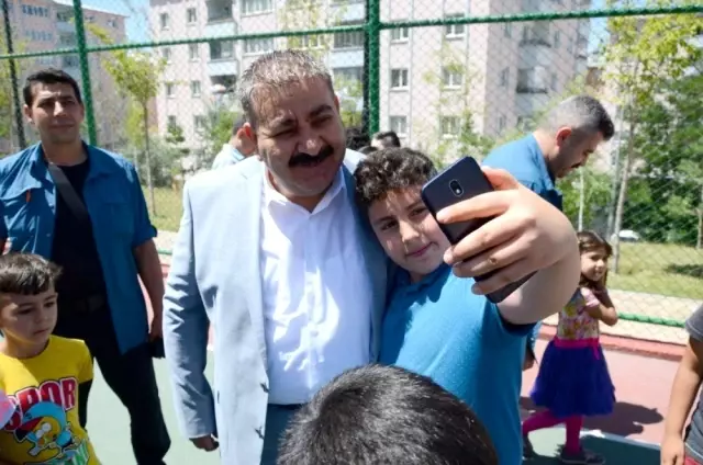 Çocukların 'Arefelik' leri Başkan Sunar'dan Çocukların 'Arefelik' leri Başkan Sunar'dan