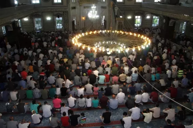 Elazığ'da bayram namazında camiler doldu Elazığ'da bayram namazında camiler doldu