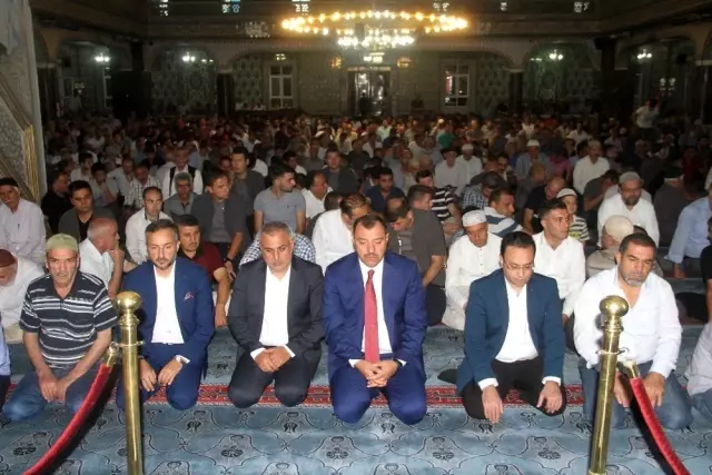 Elazığ'da bayram namazında camiler doldu Elazığ'da bayram namazında camiler doldu