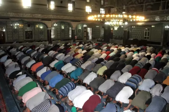 Elazığ'da bayram namazında camiler doldu