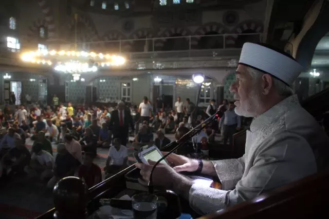 Elazığ'da bayram namazında camiler doldu