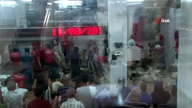 Eyüpsultan'da şehitler için kurban kesildi Eyüpsultan'da şehitler için kurban kesildi