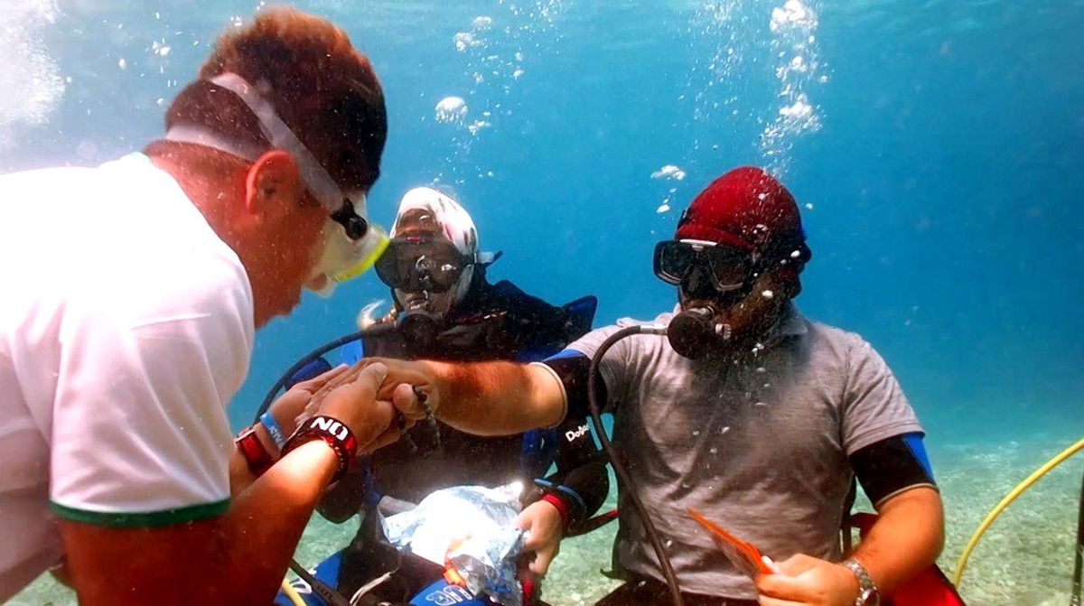 Fethiye'de dalgıçlar denizin 5 metre dibinde bayramlaştı