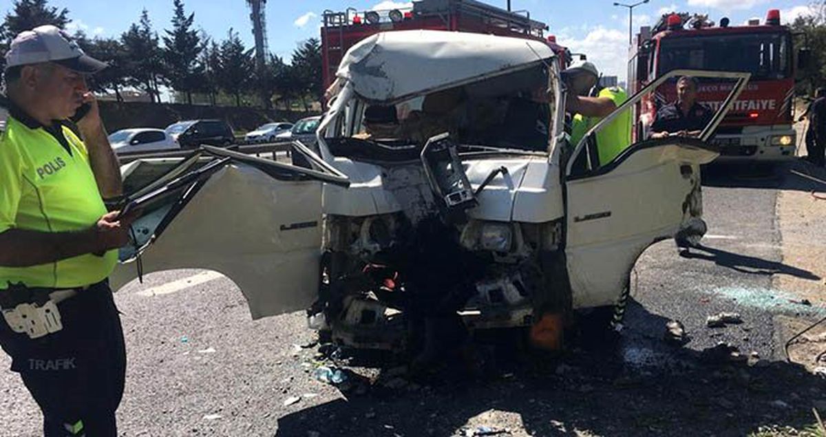 İstanbul'da minibüs aydınlatma direğine çarparak takla attı