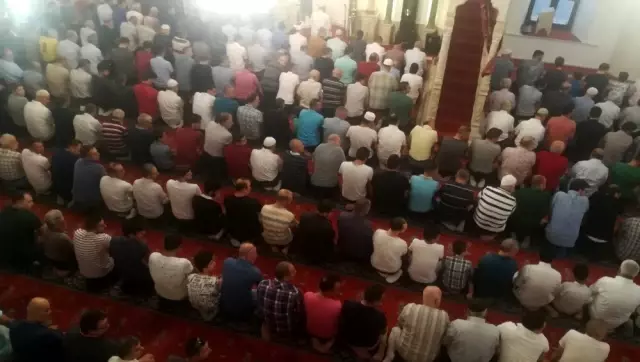 İzmir'de bayram namazı İzmir'de bayram namazı