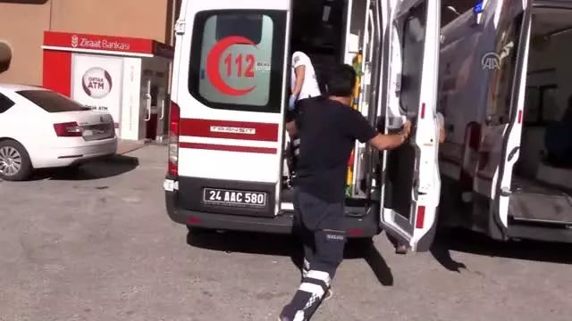 Kamyonet şarampole devrildi: 6 yaralı Kamyonet şarampole devrildi: 6 yaralı