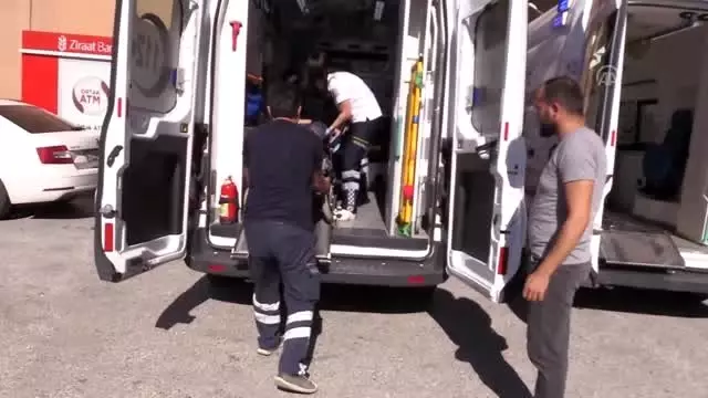Kamyonet şarampole devrildi: 6 yaralı Kamyonet şarampole devrildi: 6 yaralı