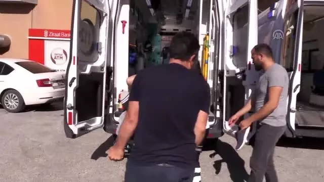 Kamyonet şarampole devrildi: 6 yaralı Kamyonet şarampole devrildi: 6 yaralı