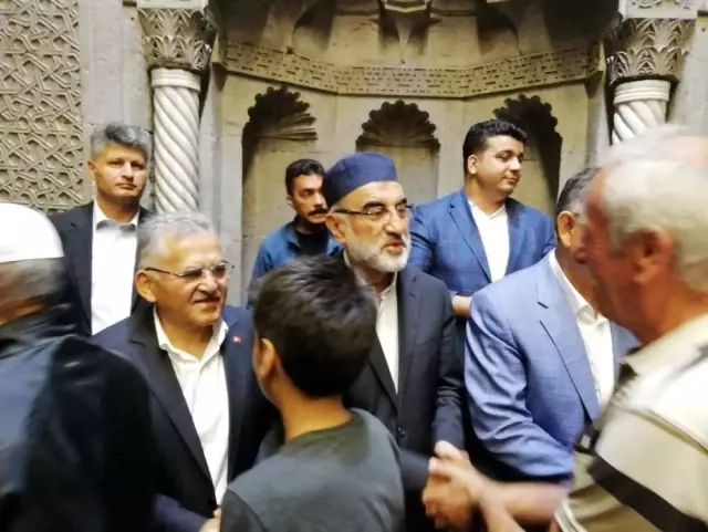 Kayseri Protokolü, bayram namazında vatandaşlarla bir araya geldi Kayseri Protokolü, bayram namazında vatandaşlarla bir araya geldi