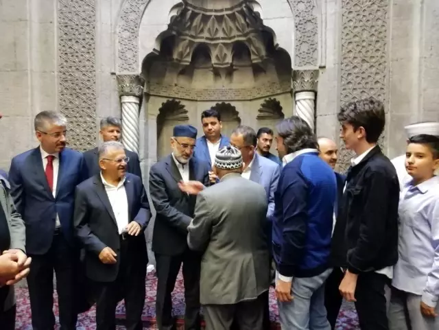 Kayseri Protokolü, bayram namazında vatandaşlarla bir araya geldi Kayseri Protokolü, bayram namazında vatandaşlarla bir araya geldi