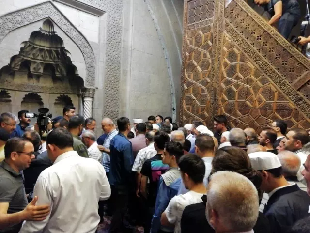 Kayseri Protokolü, bayram namazında vatandaşlarla bir araya geldi Kayseri Protokolü, bayram namazında vatandaşlarla bir araya geldi