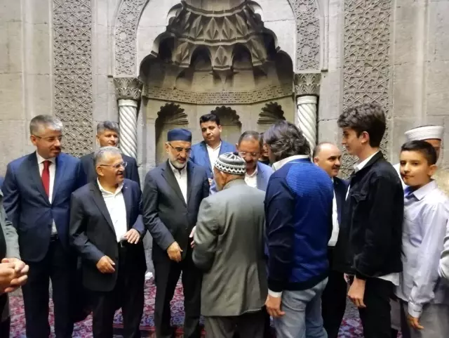 Kayseri Protokolü, bayram namazında vatandaşlarla bir araya geldi Kayseri Protokolü, bayram namazında vatandaşlarla bir araya geldi