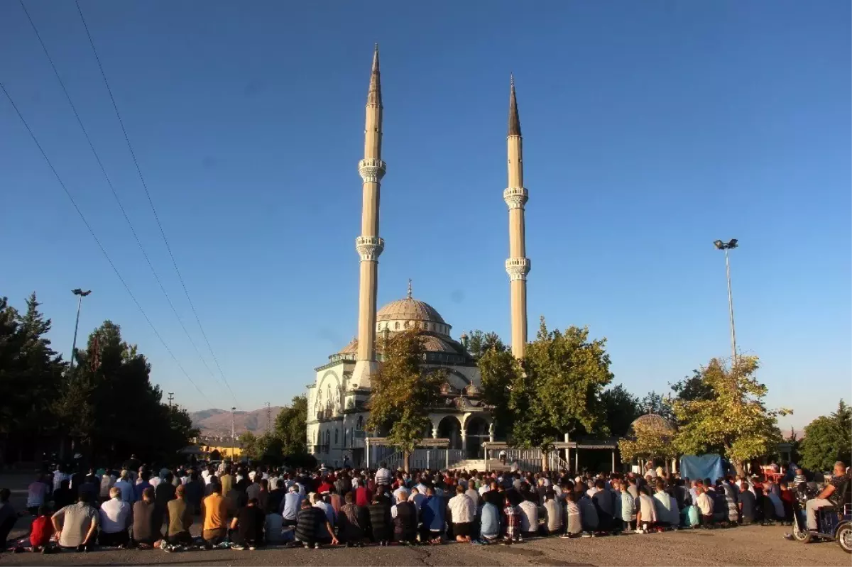 Malatya'da bayram namazında camiler doldu taştı