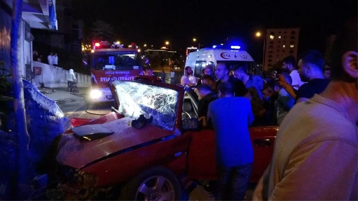(Özel) Pendik�te duvara çarpan sürücü araç içerisinde sıkıştı Haberler (Özel) Pendik�te duvara çarpan sürücü araç içerisinde sıkıştı Haberler