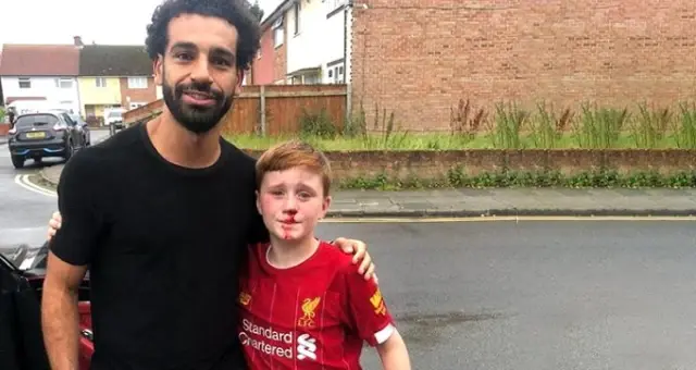 Salah'tan örnek davranış! Yere düşen minik hayranının yanına gitti