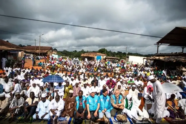 TDV, Abidjan'da bayram namazı sonrası Kur'an-ı Kerim dağıttı TDV, Abidjan'da bayram namazı sonrası Kur'an-ı Kerim dağıttı
