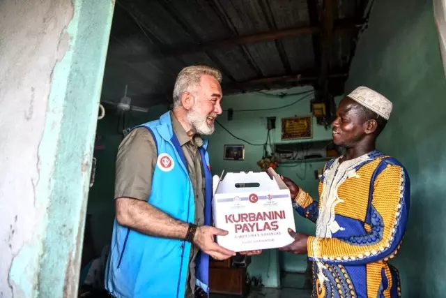 TDV, Abidjan'da Prof. Dr. Ali Erbaş'ın kurbanını kesti TDV, Abidjan'da Prof. Dr. Ali Erbaş'ın kurbanını kesti