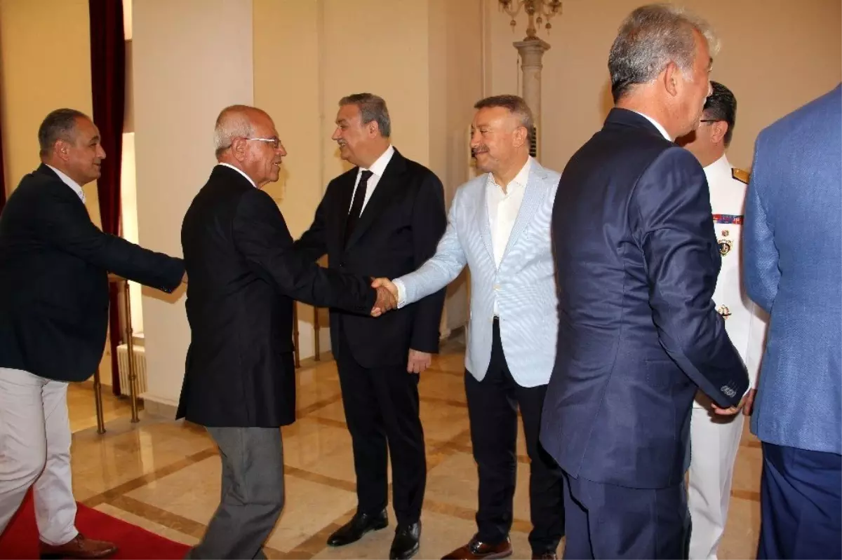 Vali Su, Mersinlilerle bayramlaştı