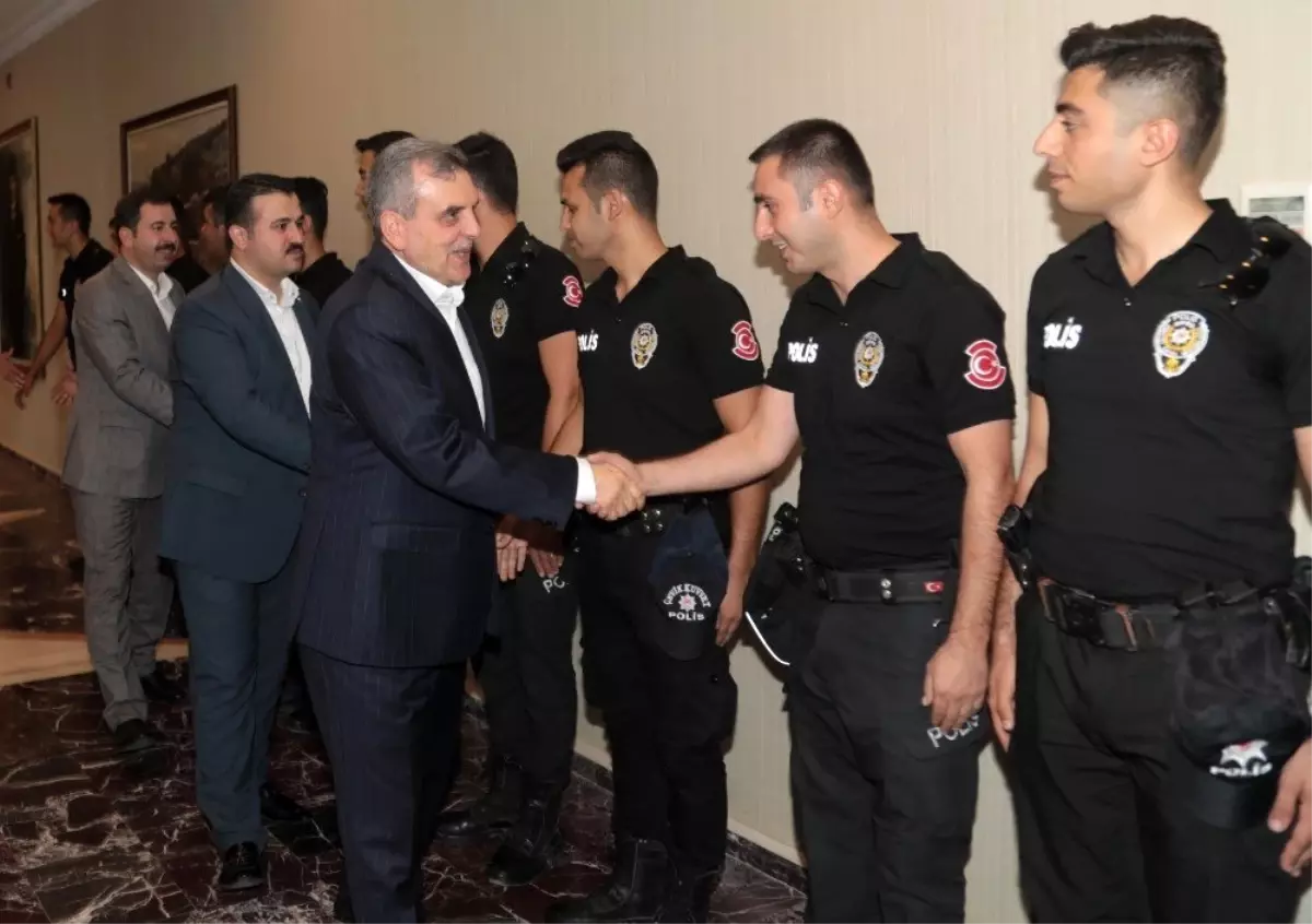 Başkan Beyazgül, vatandaşlarla bayramlaştı