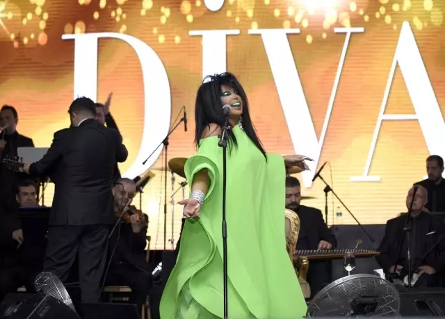 Diva Bülent Ersoy, sahnede çileden çıktı: Aptal bunlar! Diva Bülent Ersoy, sahnede çileden çıktı: Aptal bunlar!