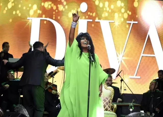 Diva Bülent Ersoy, sahnede çileden çıktı: Aptal bunlar! Diva Bülent Ersoy, sahnede çileden çıktı: Aptal bunlar!