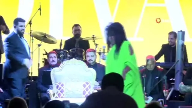 Bülent Ersoy orkestraya çıldırdı Bülent Ersoy orkestraya çıldırdı