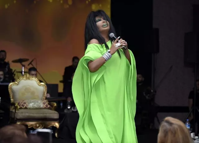 Diva Bülent Ersoy, sahnede çileden çıktı: Aptal bunlar! Diva Bülent Ersoy, sahnede çileden çıktı: Aptal bunlar!