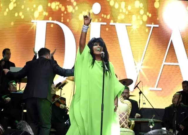 Diva Bülent Ersoy, sahnede çileden çıktı: Aptal bunlar! Diva Bülent Ersoy, sahnede çileden çıktı: Aptal bunlar!