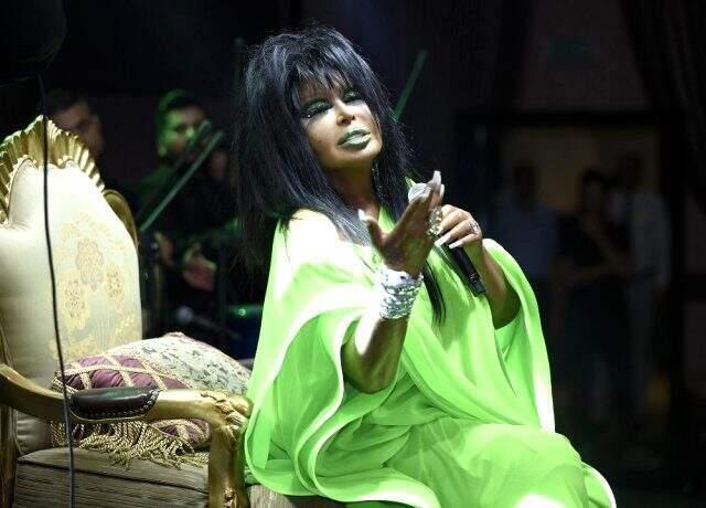 Diva Bülent Ersoy, sahnede çileden çıktı: Aptal bunlar!