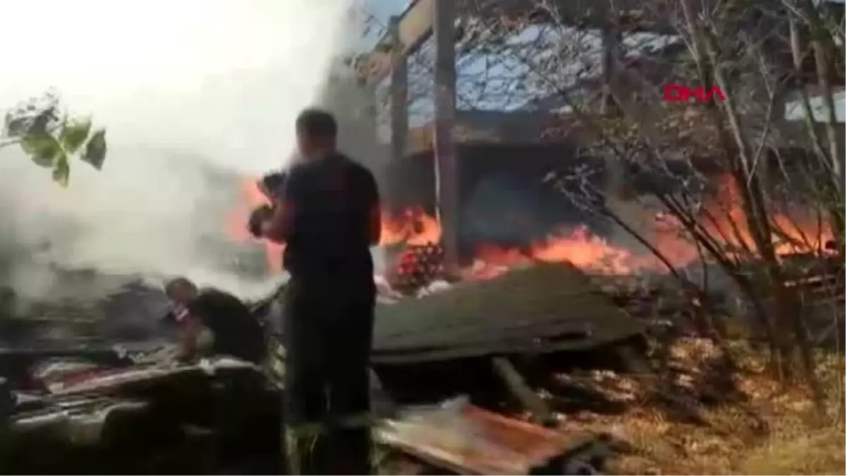 KOCAELİ Depolama alanındaki tahtalar alev alev yandı