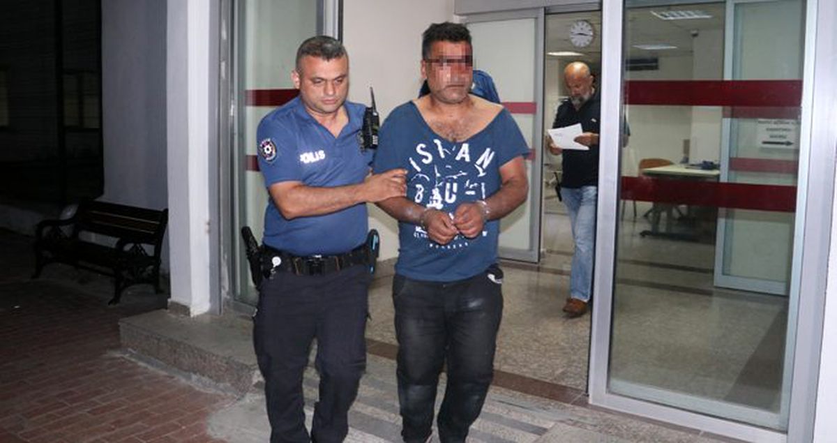 Küçük kızı taciz eden sapık, mahallelinin elinden kaçıp dama çıktı