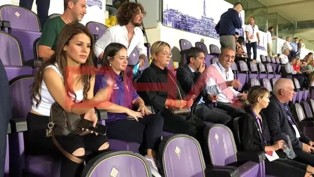 Merve Terim Çetin 20 yıllık Fiorentina formasıyla tribünde Merve Terim Çetin 20 yıllık Fiorentina formasıyla tribünde
