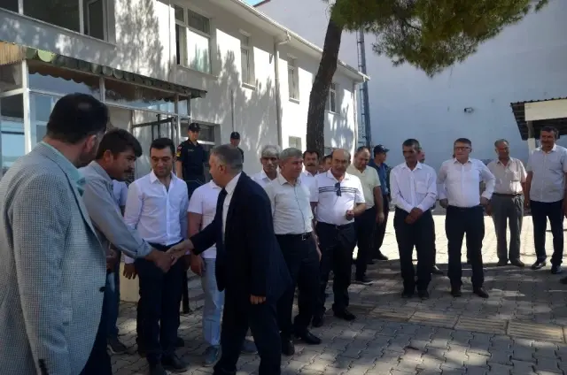 Selendi protokolü halkla bayramlaştı Selendi protokolü halkla bayramlaştı