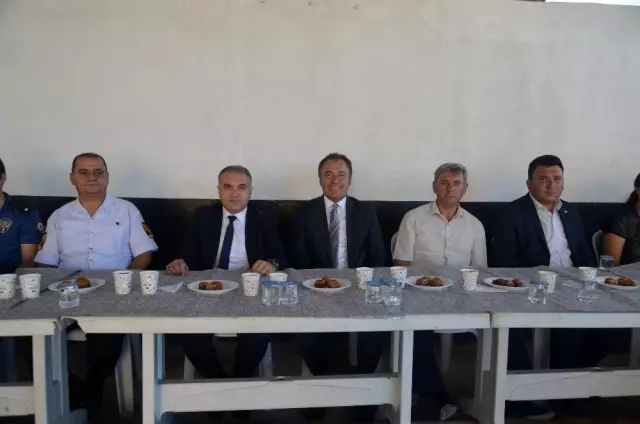 Selendi protokolü halkla bayramlaştı Selendi protokolü halkla bayramlaştı