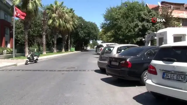 Şiddetli rüzgara dayanamayan ağaç 3 aracın üzerine devrildi Şiddetli rüzgara dayanamayan ağaç 3 aracın üzerine devrildi