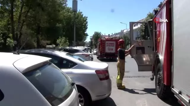 Şiddetli rüzgara dayanamayan ağaç 3 aracın üzerine devrildi Şiddetli rüzgara dayanamayan ağaç 3 aracın üzerine devrildi