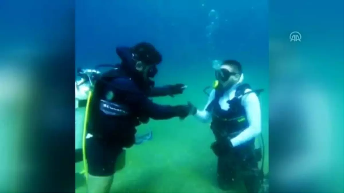 Su altında bayramlaşma