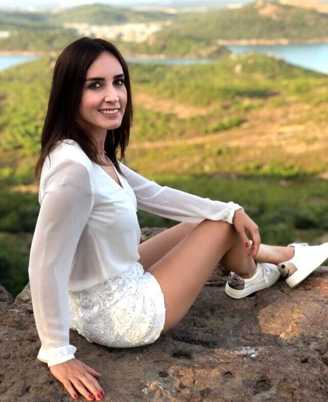 Ünlü sunucu Nazlı Çelik, yeşil elbiseli bayram pozuyla hayran bıraktı