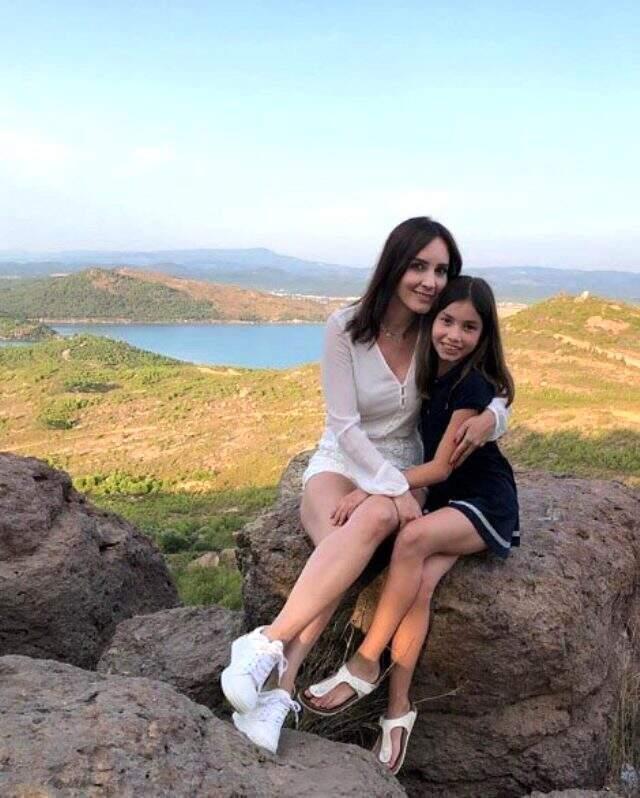 Ünlü sunucu Nazlı Çelik, yeşil elbiseli bayram pozuyla hayran bıraktı